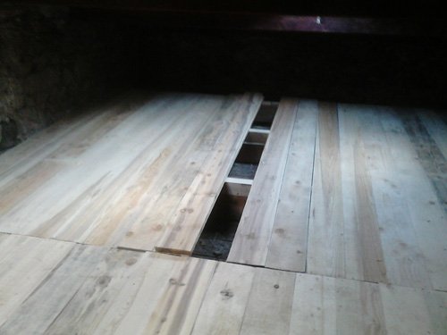 Isolation en laine de roche sous les planches