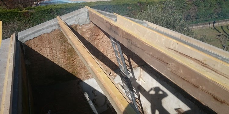 Ancrage et pose des pannes de bois